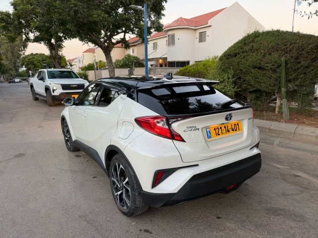 מודעת רכב טויוטה C-HR
