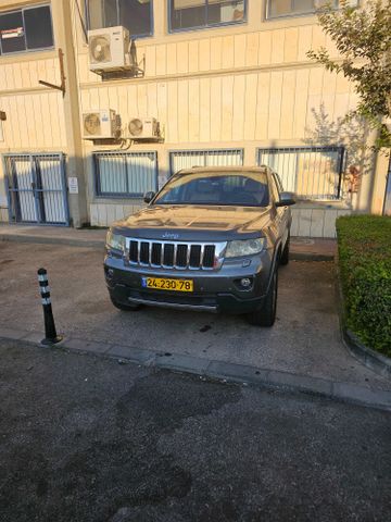 מודעת רכב ג'יפ גרנד צ'ירוקי
