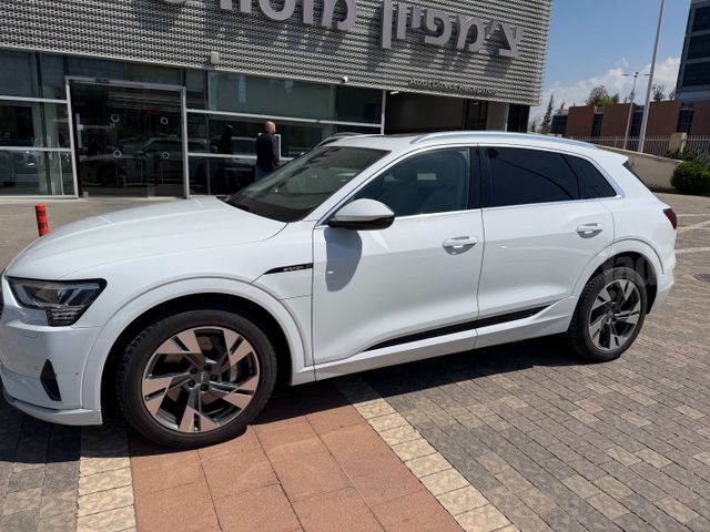 מודעת רכב אאודי E-tron