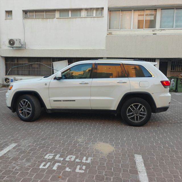 מודעת רכב ג'יפ גרנד צ'ירוקי