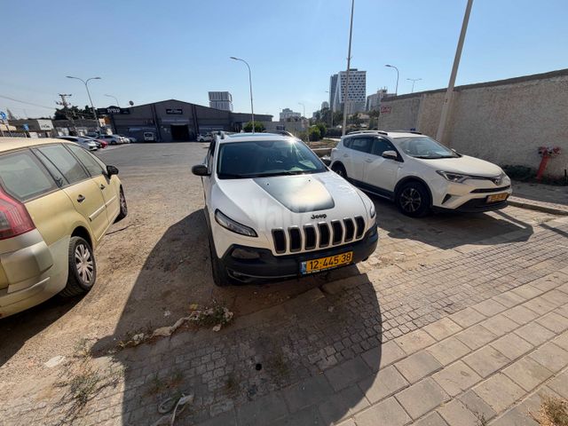 מודעת רכב ג'יפ צ'ירוקי