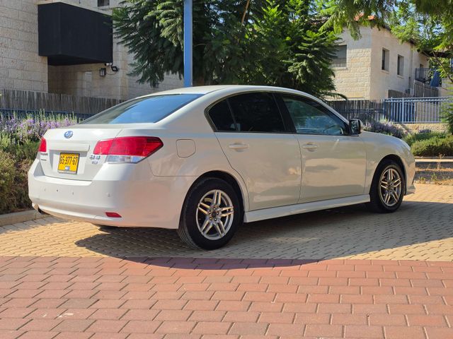 סובארו B4/לגאסי