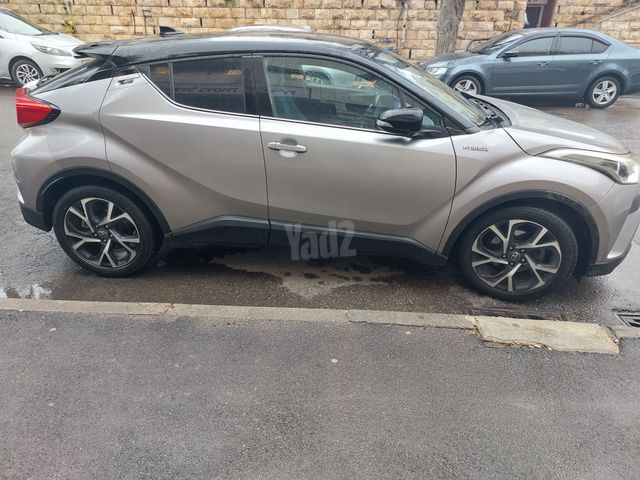 מודעת רכב טויוטה C-HR