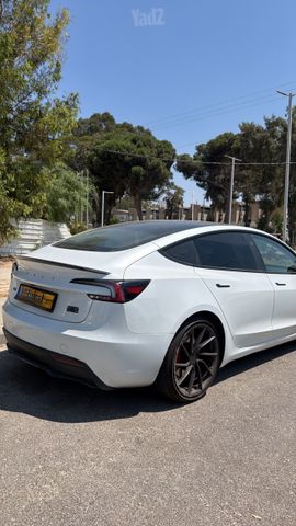מודעת רכב טסלה מודל 3