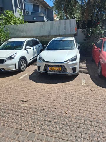 לקסוס LBX