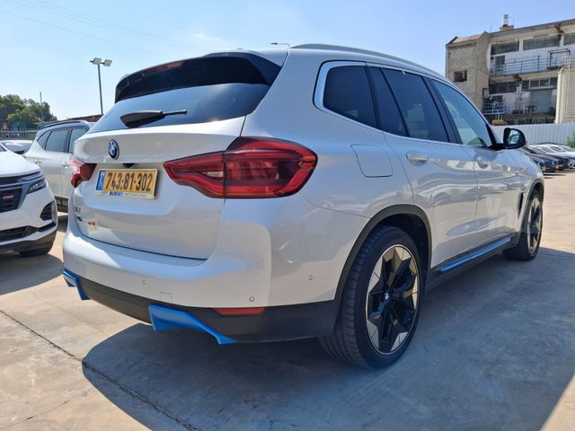 ב מ וו iX3