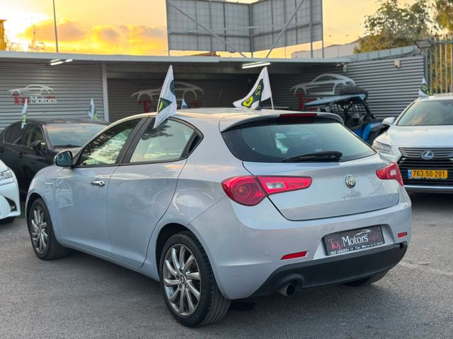 אלפא רומיאו ג'ולייטה