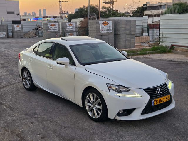 לקסוס IS