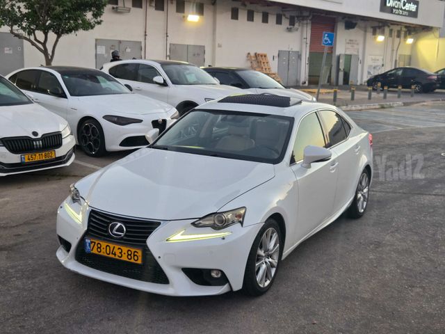 לקסוס IS