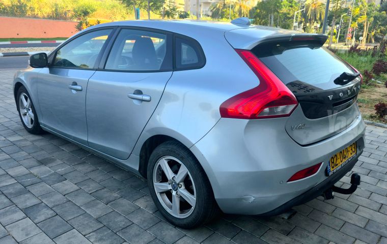 וולוו V40