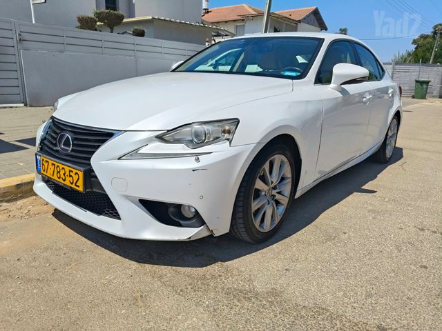 לקסוס IS