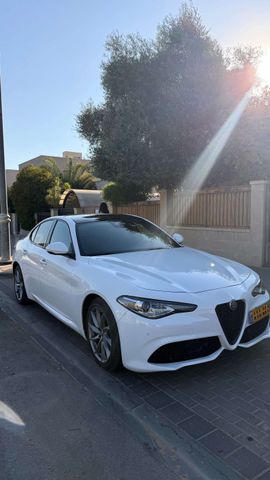 מודעת רכב אלפא רומיאו ג'וליה