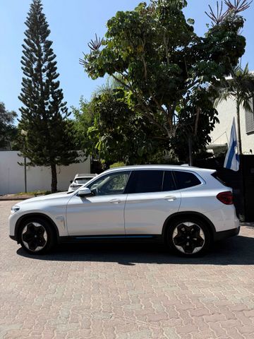 ב מ וו iX3