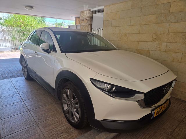 מודעת רכב מאזדה CX-30