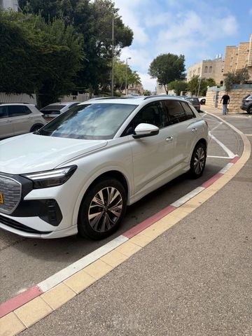מודעת רכב אאודי Q4 e-tron
