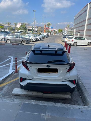 מודעת רכב טויוטה C-HR