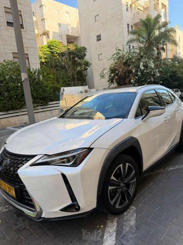 מודעת רכב לקסוס UX