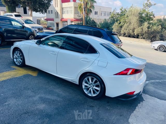 לקסוס IS