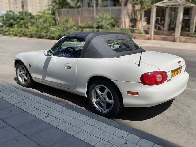 מודעת רכב מאזדה MX-5