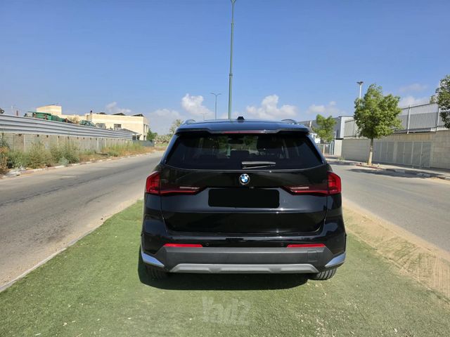ב מ וו X1