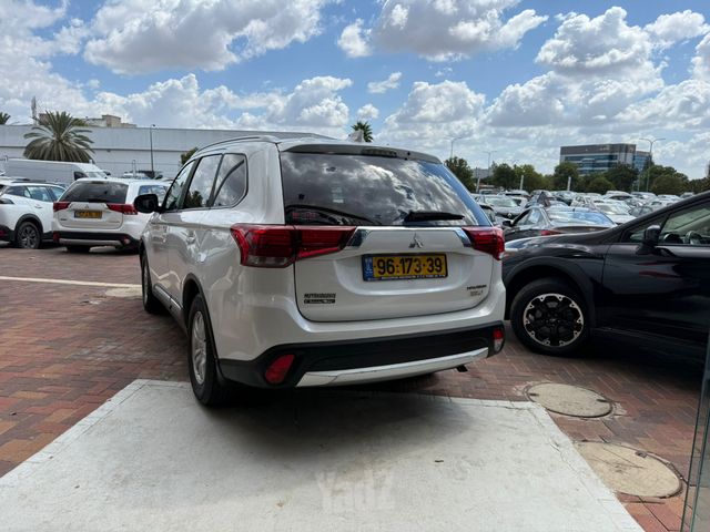 מיצובישי אאוטלנדר