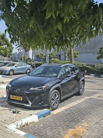 מודעת רכב לקסוס UX