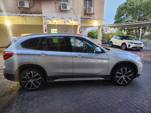ב מ וו X1