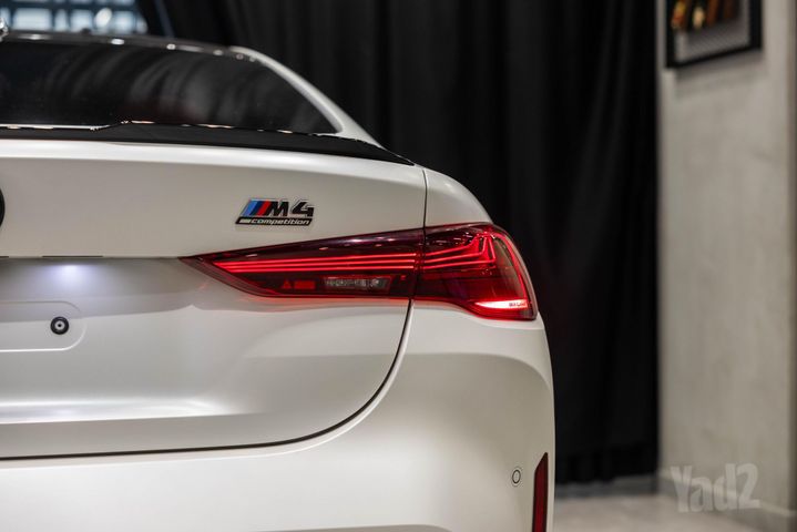 ב מ וו M4