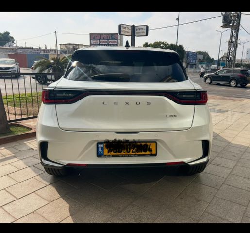לקסוס LBX