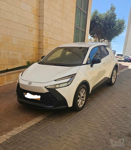 מודעת רכב טויוטה C-HR