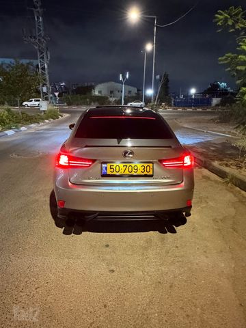 לקסוס IS