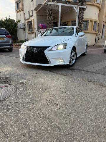לקסוס IS