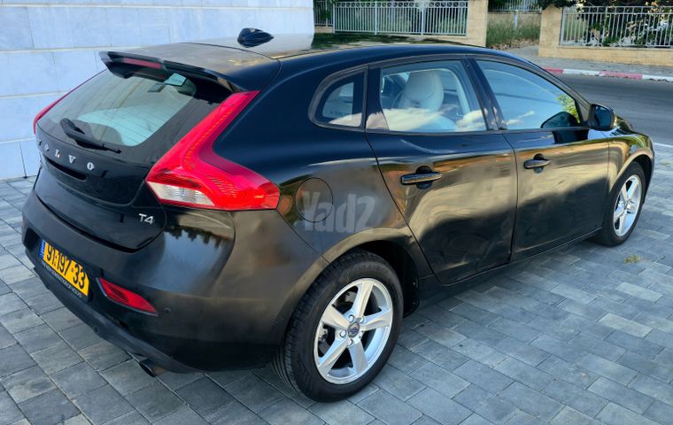 וולוו V40