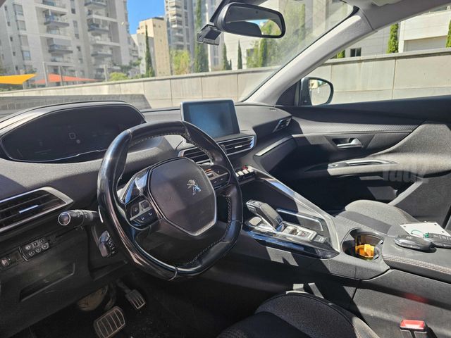 פיג'ו 5008