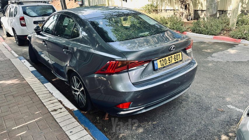 לקסוס IS