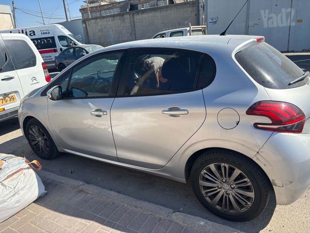 פיג'ו 208