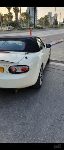 מודעת רכב מאזדה MX-5
