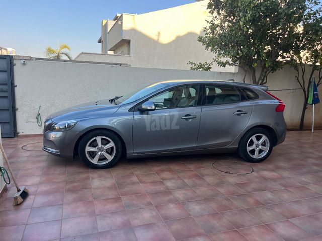 וולוו V40