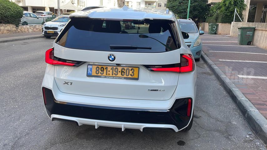 ב מ וו X1