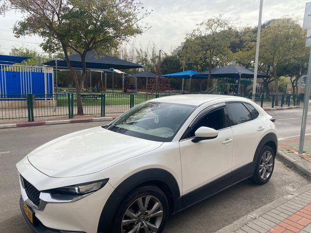 מודעת רכב מאזדה CX-30