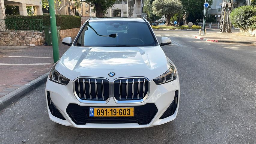 ב מ וו X1