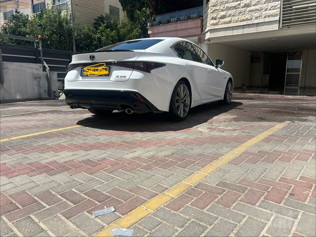 לקסוס IS