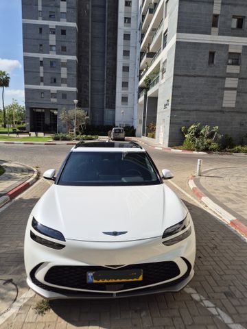מודעת רכב ג'נסיס GV60