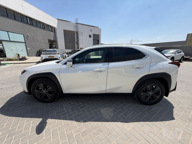 UX Takumi 300h היברידי אוט׳ 2.0 (152 כ״ס)
