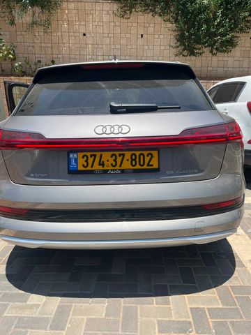 מודעת רכב אאודי E-tron