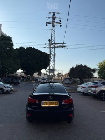 לקסוס IS
