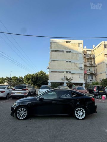 לקסוס IS