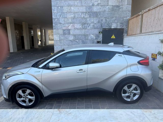 מודעת רכב טויוטה C-HR