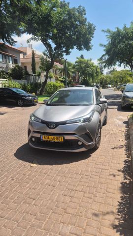 מודעת רכב טויוטה C-HR