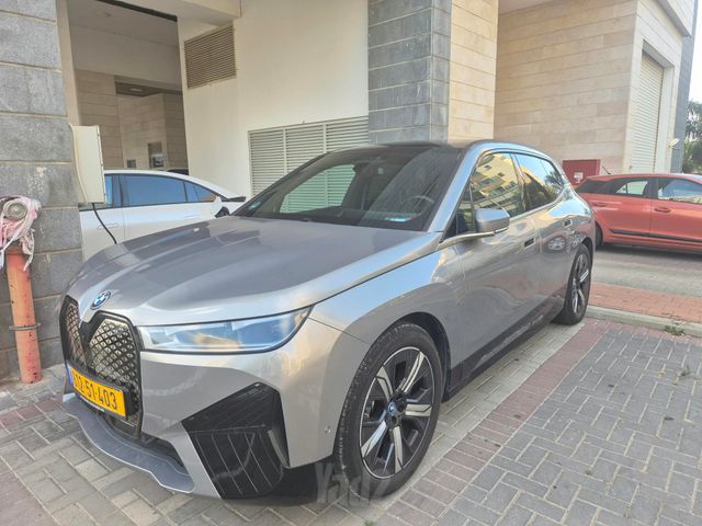 ב מ וו iX